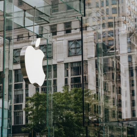 Nearly $1 billion is deposited into Apple Savings in the first four days